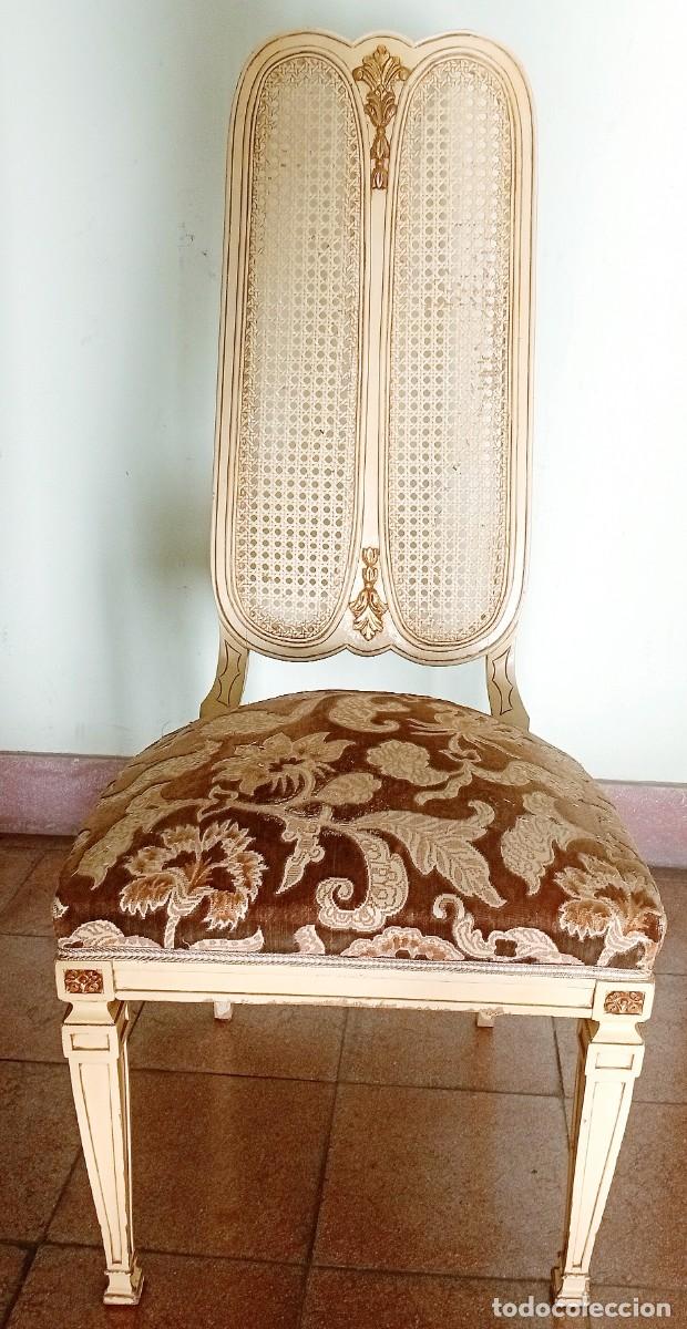 Antig&uuml;edades: 6 sillas cl&aacute;sicas color marfil con rejilla de rat&aacute;n y tapizado floral &ndash; Estilo Luis XVI