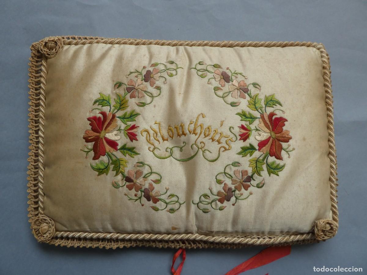Antig&uuml;edades: ANTIGUA CARPETA DE SEDA BORDADA S.XIX