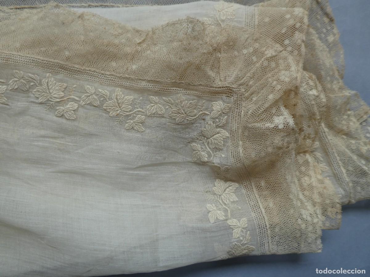 Antig&uuml;edades: ANTIGUO PA&Ntilde;UELO PALACIEGO CON BORDADOS Y ENCAJE S.XIX