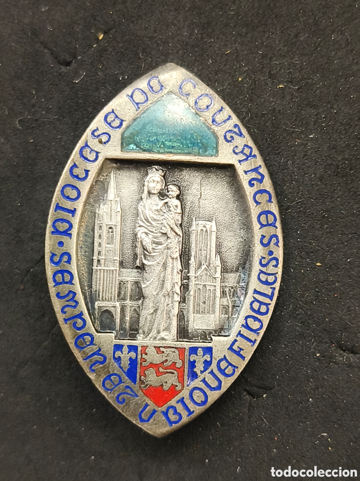 Antig&uuml;edades: Insignia religiosa DI&Oacute;CESIS DE COUTANCES esmalte antiguo ORIGINAL Cat&oacute;lica Francia