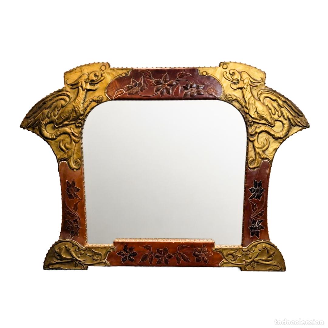 Antig&uuml;edades: Espejo en lat&oacute;n dorado y cuero, siguiendo Gabriel Viardot, Art Nouveau, p. s. XX &ndash; Francia
