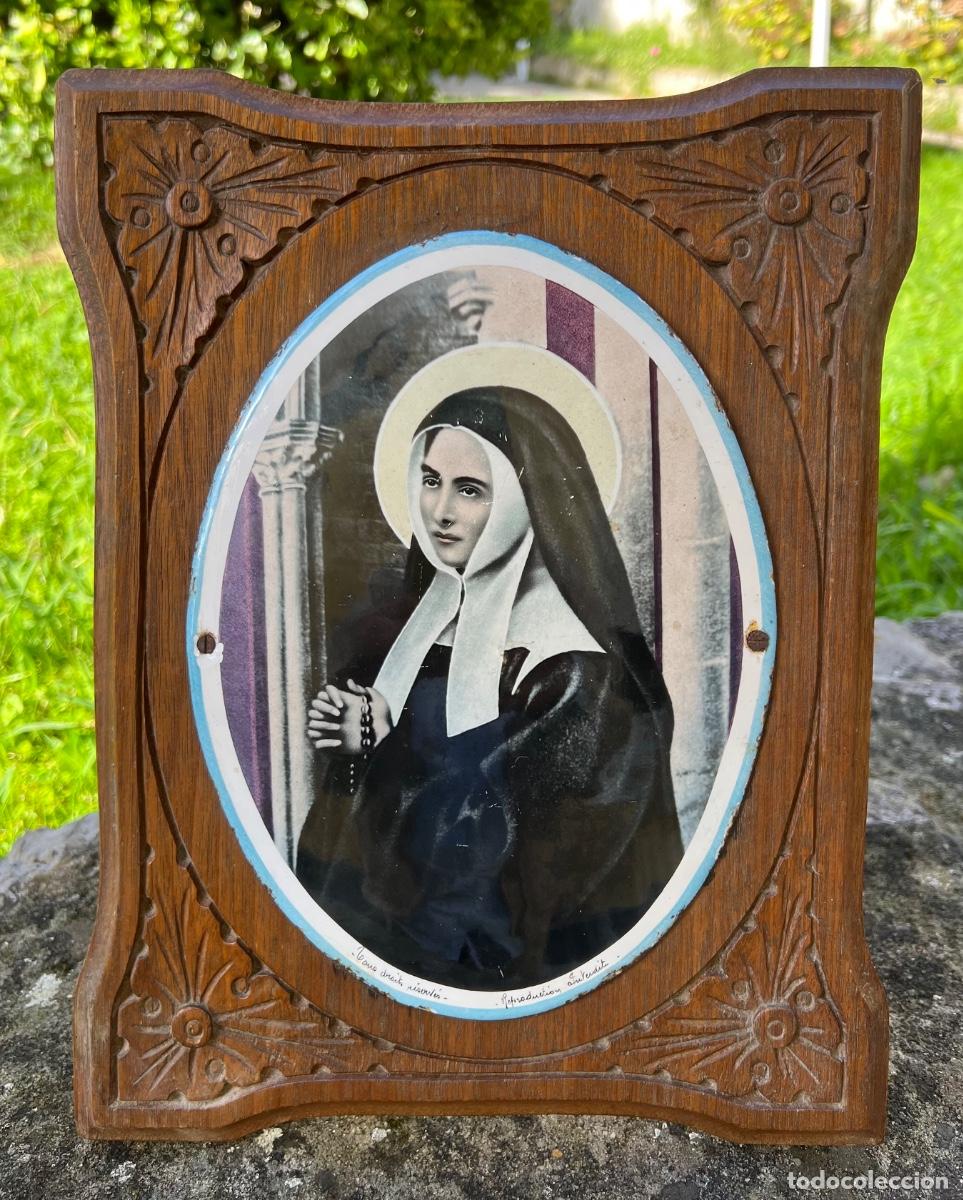 Antig&uuml;edades: Placa esmaltada de Santa Bernadette (Vidente Virgen de Lourdes), sobre marco de roble tallado