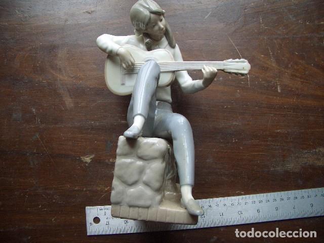 Antig&uuml;edades: Figura decorativa de porcelana de la firma espa&ntilde;ola NAO perteneciente al Grupo Lladr&oacute;