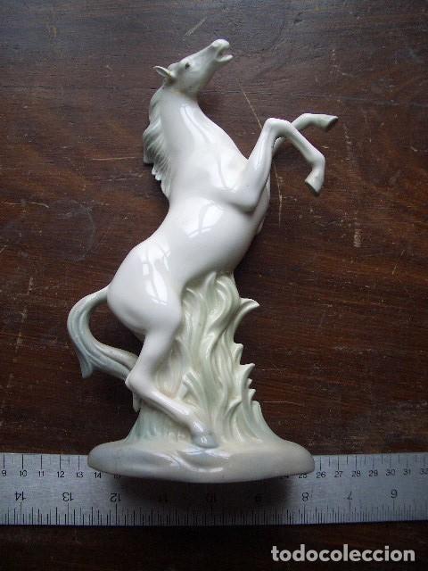 Antig&uuml;edades: Caballo encabritado o alz&aacute;ndose PORCELANAS MIQUEL REQUENA S.A. CUART DE POBLET