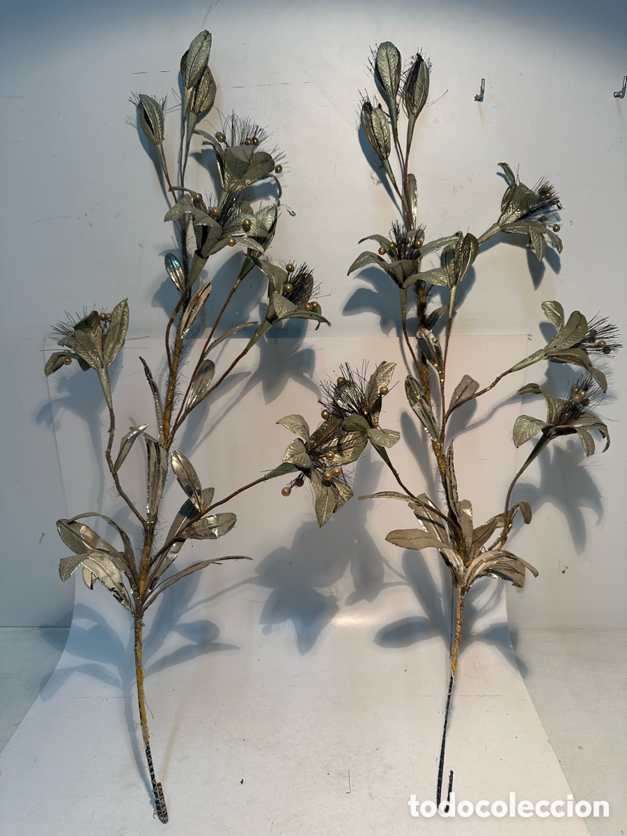 Antig&uuml;edades: DOS ANTIGUOS RAMOS VOTIVOS DE FLORES METALICAS PARA ALTAR O CAPILLA.