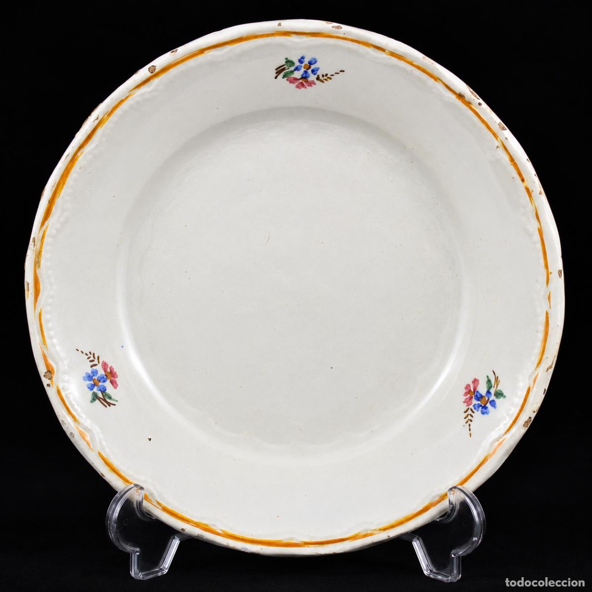 Antig&uuml;edades: Plato Hondo Antiguo de Loza Valenciana Manises Ramito de Flores Siglo XX - 25,5 cm