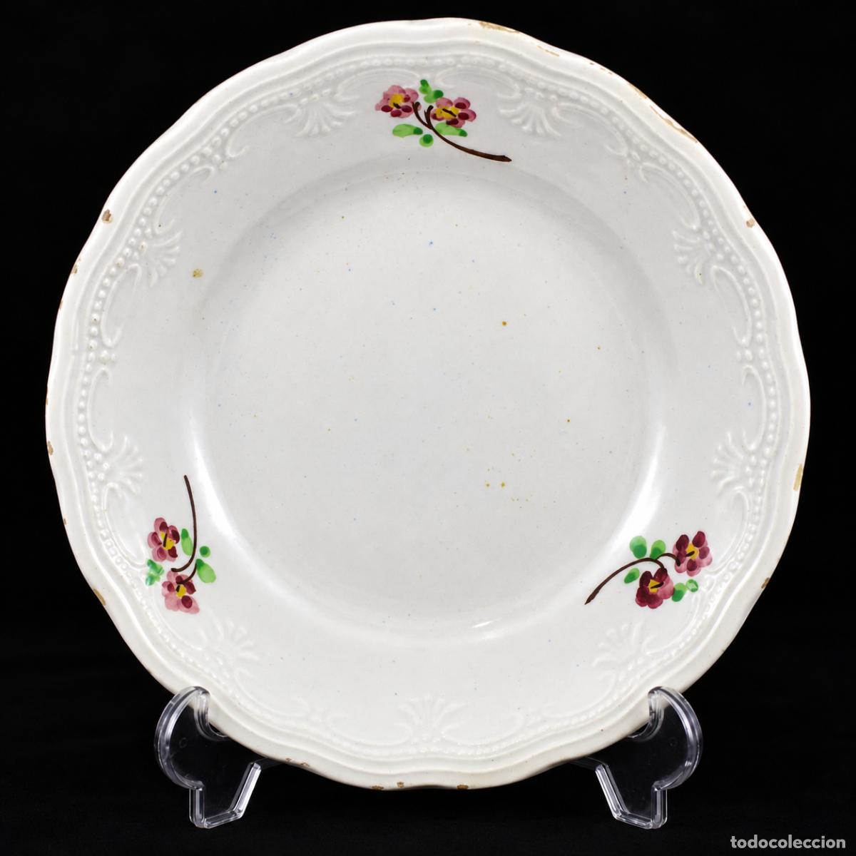 Antig&uuml;edades: Plato Hondo Loza Manises Relieve Floral Pintado a Mano Vintage Siglo XX - 25,5 cm