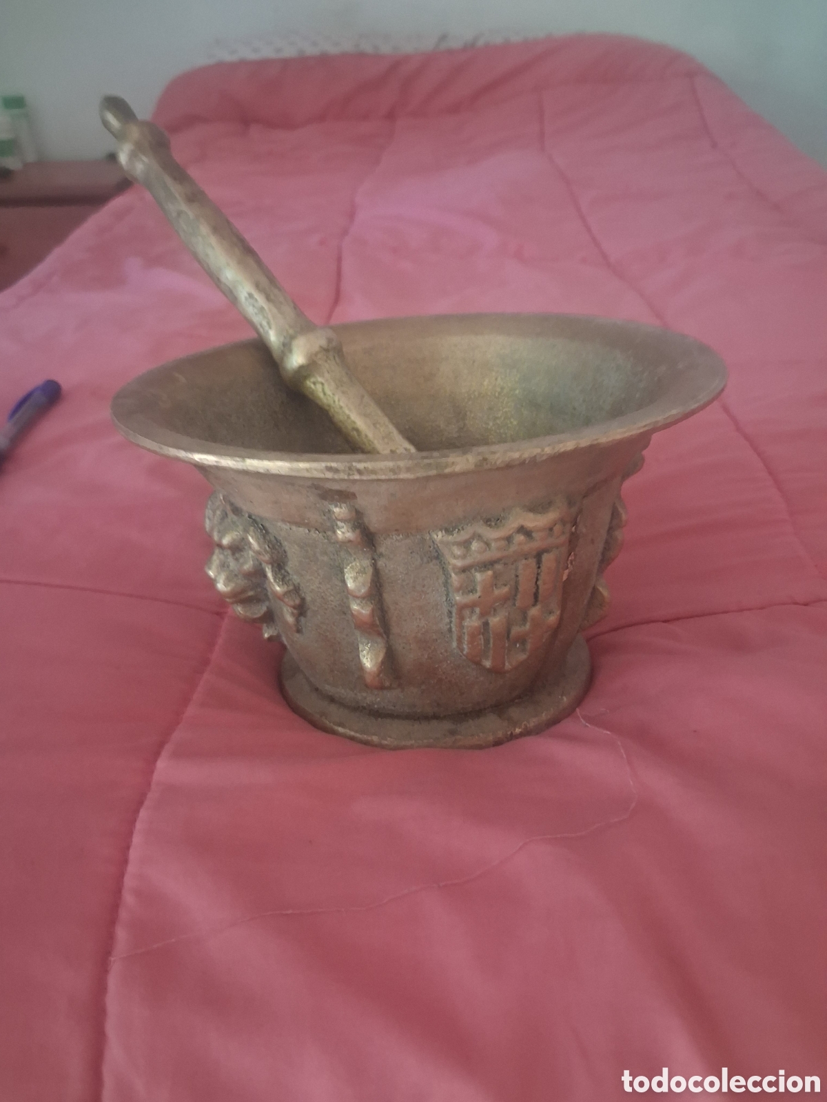 Antig&uuml;edades: ESPECTACULAR ALMIREZ DE BRONCE CON ESCUDOS HERALDICOS Y CABEZAS DE LEON EN RELIEVE