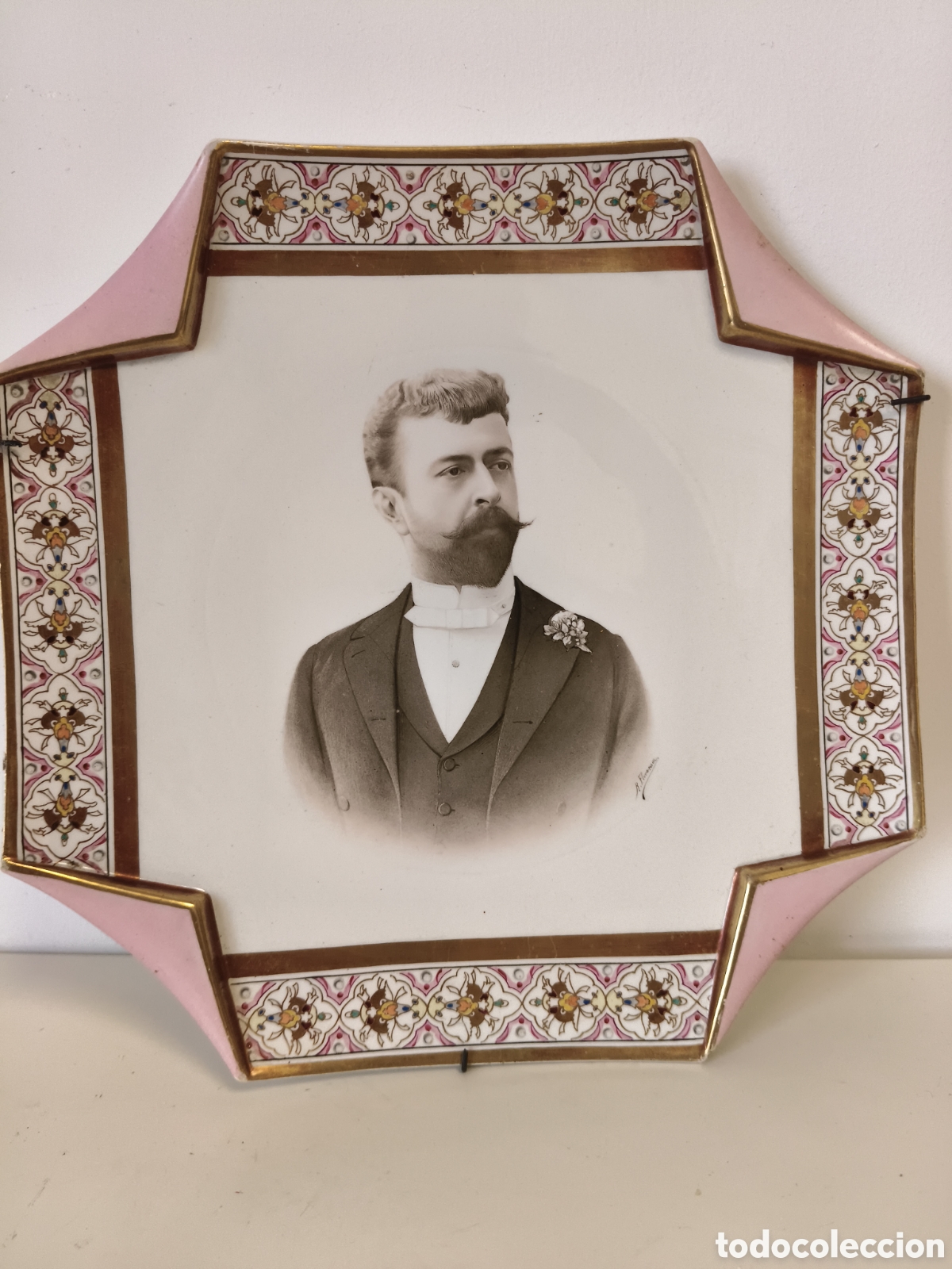 Antig&uuml;edades: Antiguo plato o placa ceramica modernista de Ram&oacute;n Florensa Barcelona con retrato de se&ntilde;or de &eacute;poca