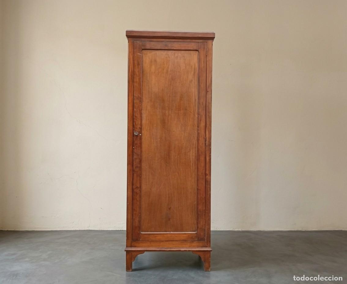 Antig&uuml;edades: Armario estrecho antiguo estilo Industrial. Mueble de despacho estanter&iacute;a archivador taquilla. - Foto 2