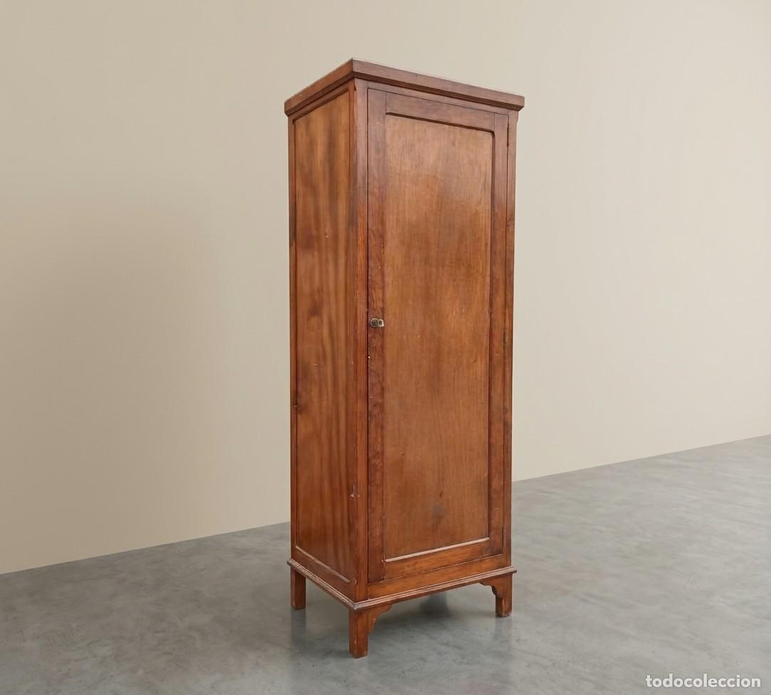 Antig&uuml;edades: Armario estrecho antiguo estilo Industrial. Mueble de despacho estanter&iacute;a archivador taquilla. - Foto 1