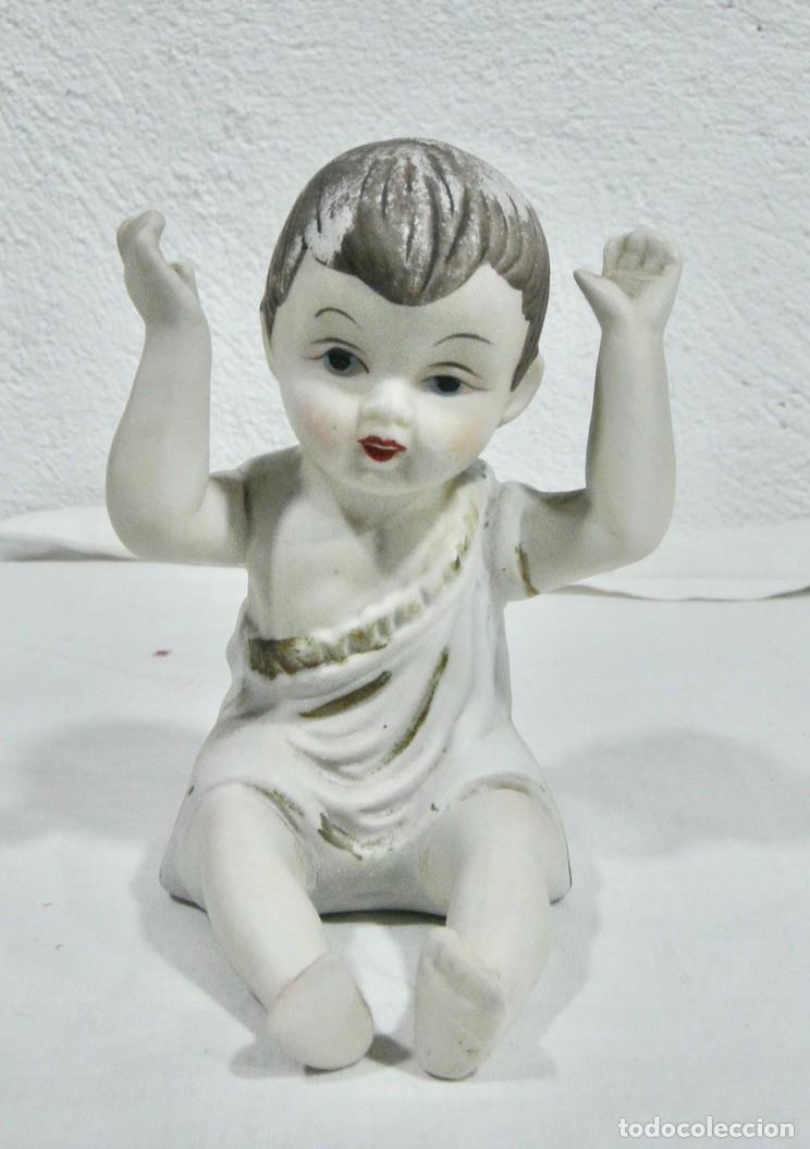 Antig&uuml;edades: Figura de ni&ntilde;o sentado con brazos levantados &middot; Porcelana biscuit policromada &middot; ca. 1950&ndash;1970