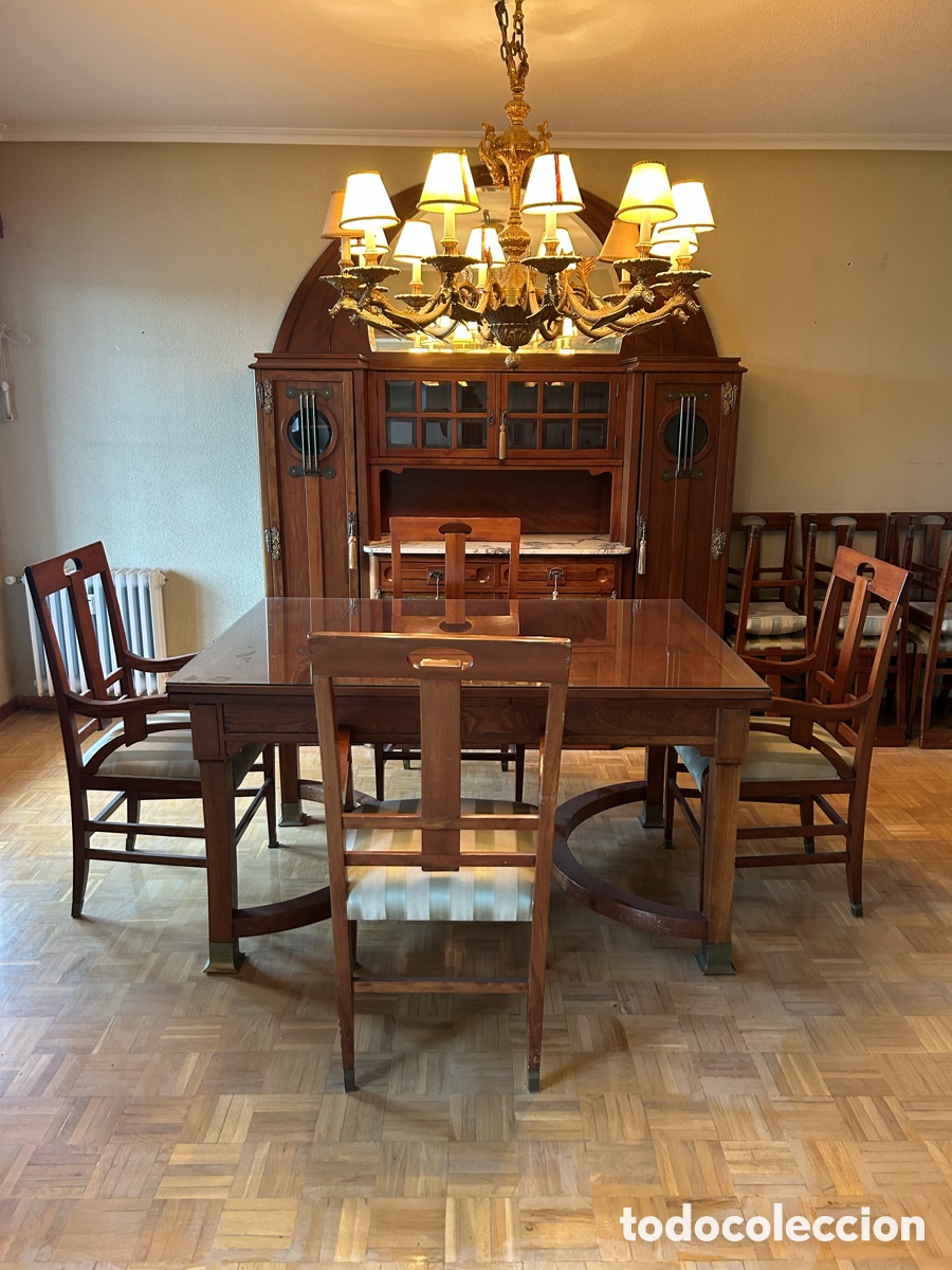 Antig&uuml;edades: Sal&oacute;n: mesa que se abre, 4 sillas, l&aacute;mpara de dragones, 3 muebles a juego