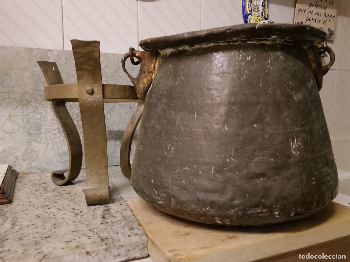 Antig&uuml;edades: Caldero de cobre antiguocon asa. Base de forja