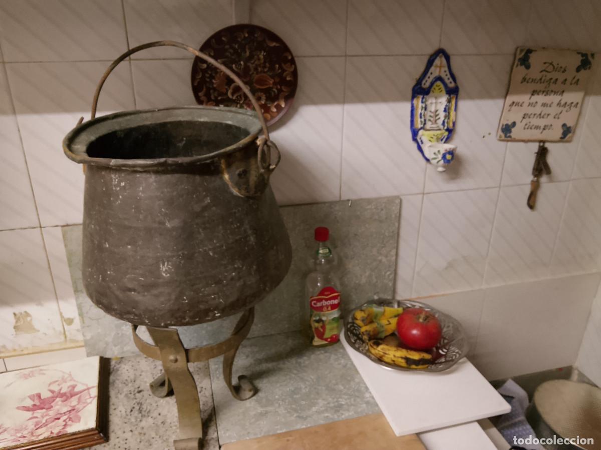 Antig&uuml;edades: Caldero de cobre antiguocon asa. Base de forja - Foto 3