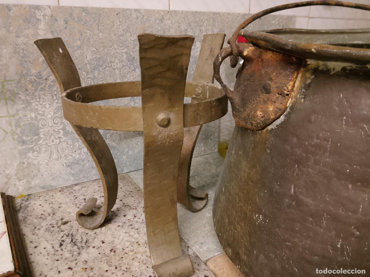 Antig&uuml;edades: Caldero de cobre antiguocon asa. Base de forja - Foto 9