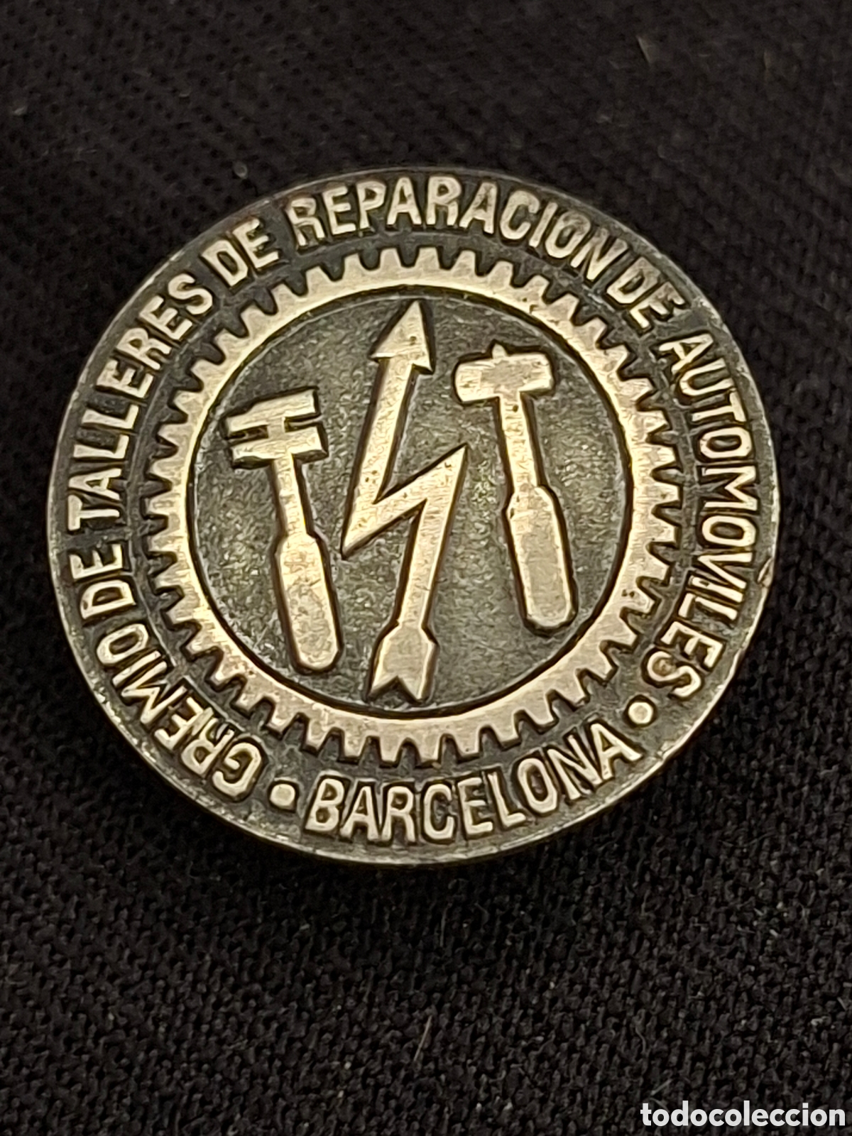 Antig&uuml;edades: Bot&oacute;n de solapa del gremio de talleres de reparaciones de autom&oacute;viles, Barcelona. MTC6