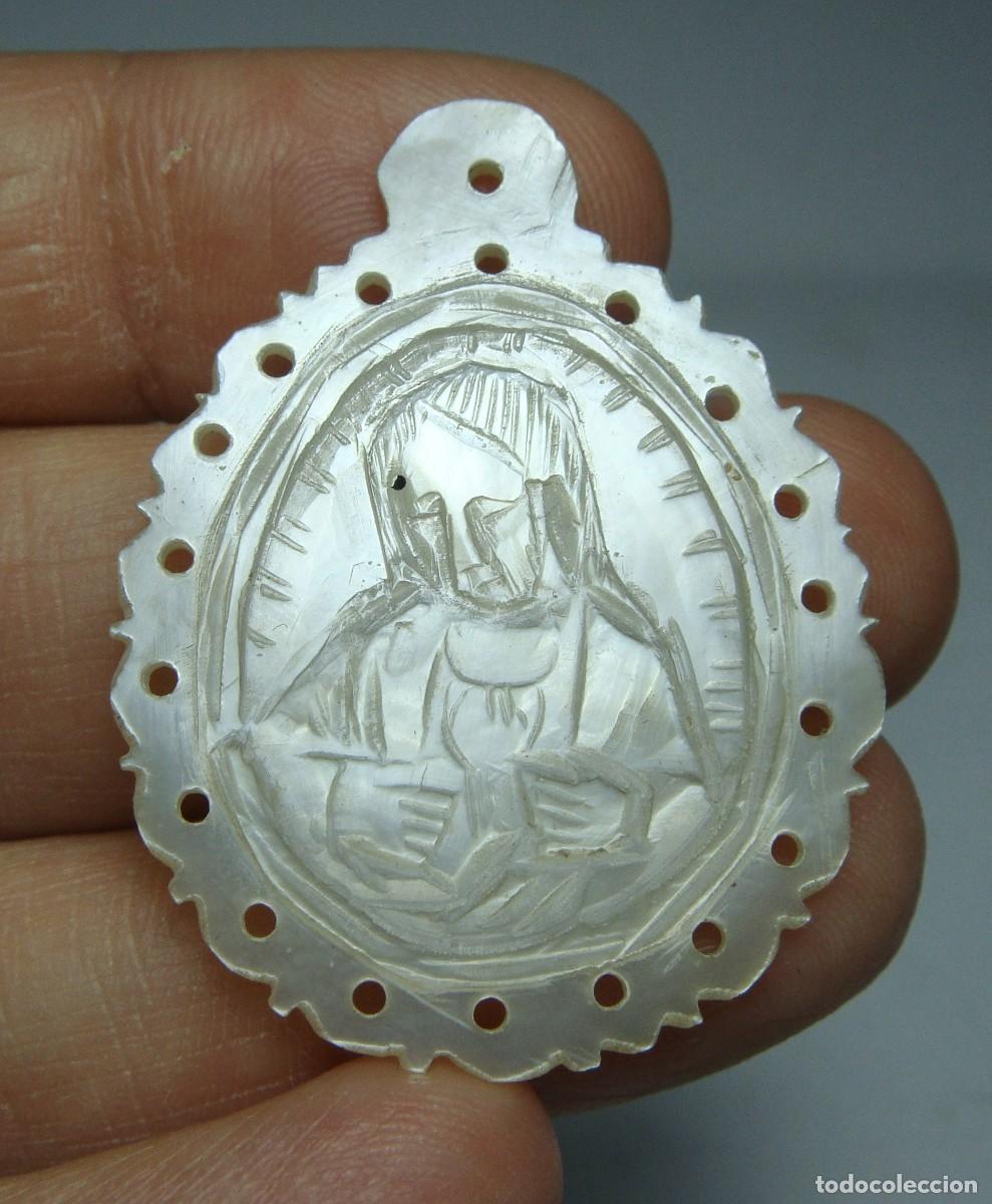 Antig&uuml;edades: Medalla religiosa de la Virgen (Dolorosa) &middot; N&aacute;car tallado a mano &middot; ca. 1900&ndash;1930