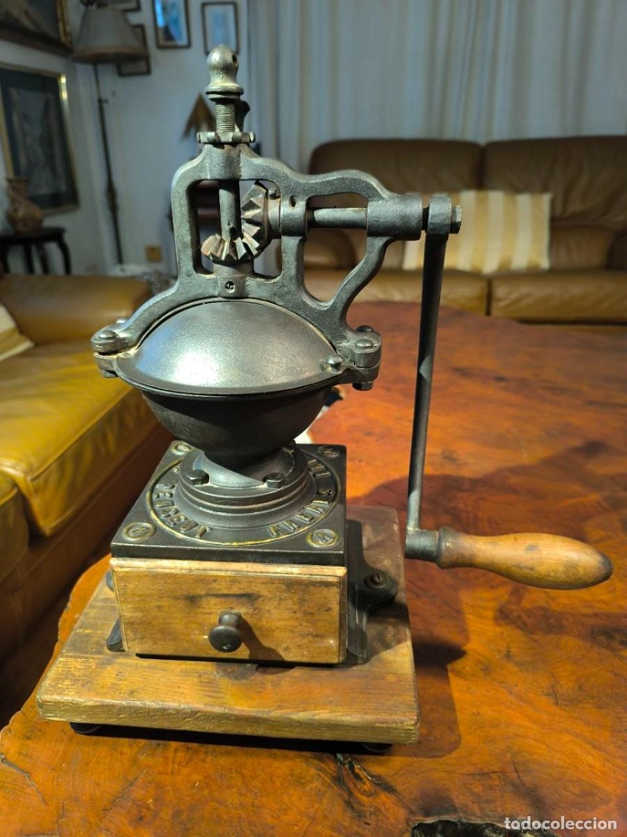 Antig&uuml;edades: MOLINILLO DE CAF&Eacute; PEUGEOT, MODELO A-1 DE MANIVELA LATERAL. 38 CM. DE ALTO. CA 1925 6 KG
