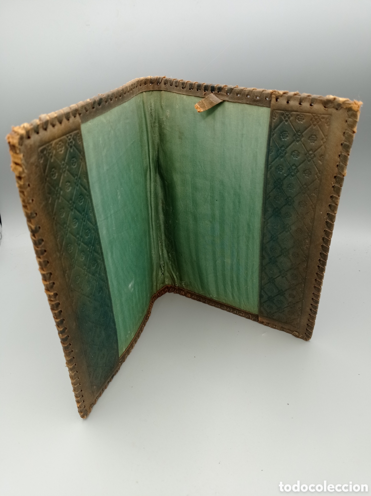 Antig&uuml;edades: Cubierta o funda de piel repujada para libro. - Foto 5