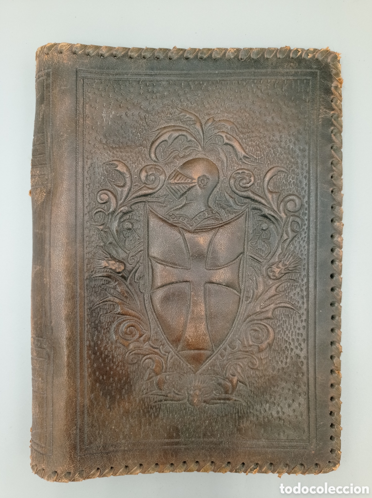 Antig&uuml;edades: Cubierta o funda de piel repujada para libro.