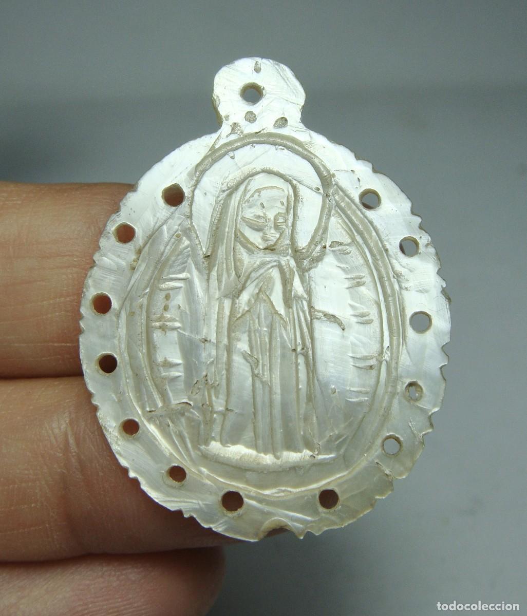 Antig&uuml;edades: Medalla religiosa de n&aacute;car tallado a mano &middot; Virgen con halo