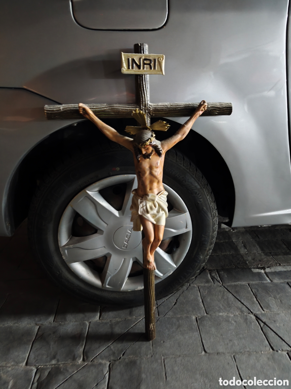 Antig&uuml;edades: Crucifijo de Pared Vintage - Cristo Policromado Estilo R&uacute;stico (Madera/Resina)