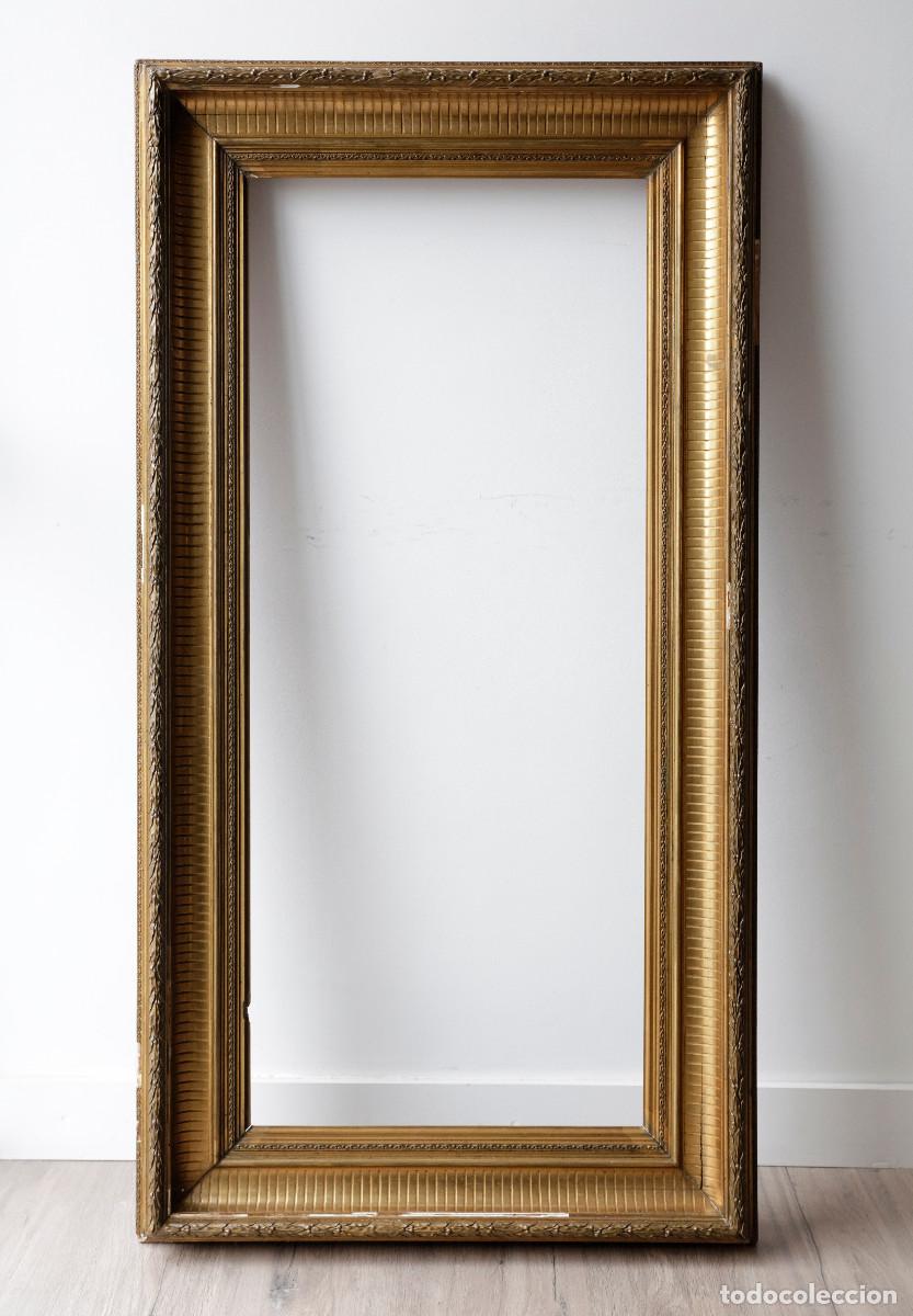 Antig&uuml;edades: Gran marco dorado s.XIX. Exterior: 133x70,6cm.