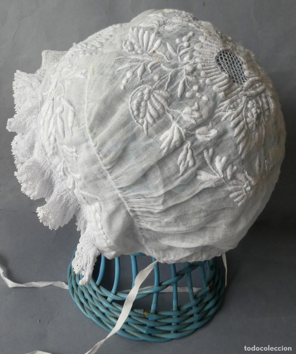 Antig&uuml;edades: ANTIGUO GORRO DE MUSELINA BORDADA Y ENCAJE S. XIX