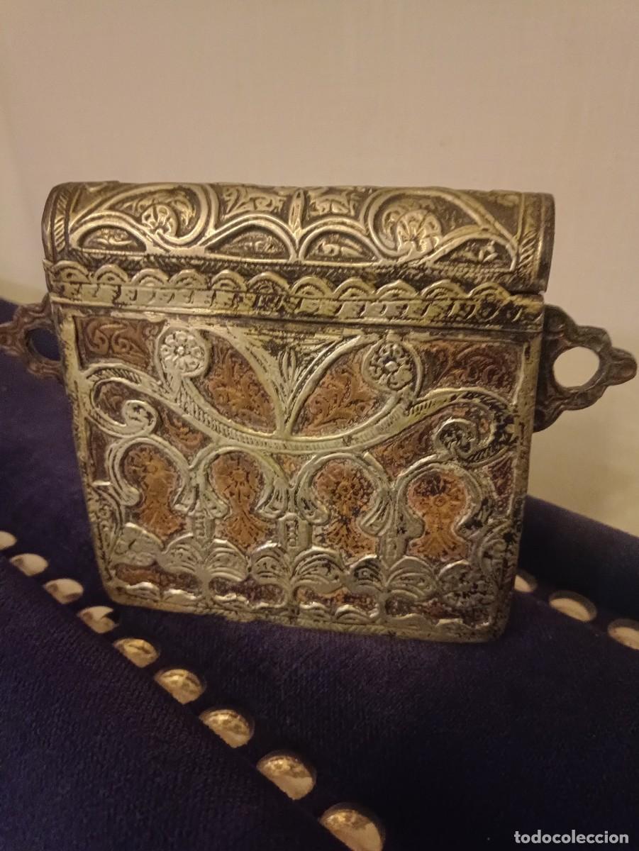 Antig&uuml;edades: Antiguo porta-Cor&aacute;n / caja de amuleto &aacute;rabe en bronce y lat&oacute;n repujado. 13 x 12,5 cm. &iexcl;Bisagra perfe