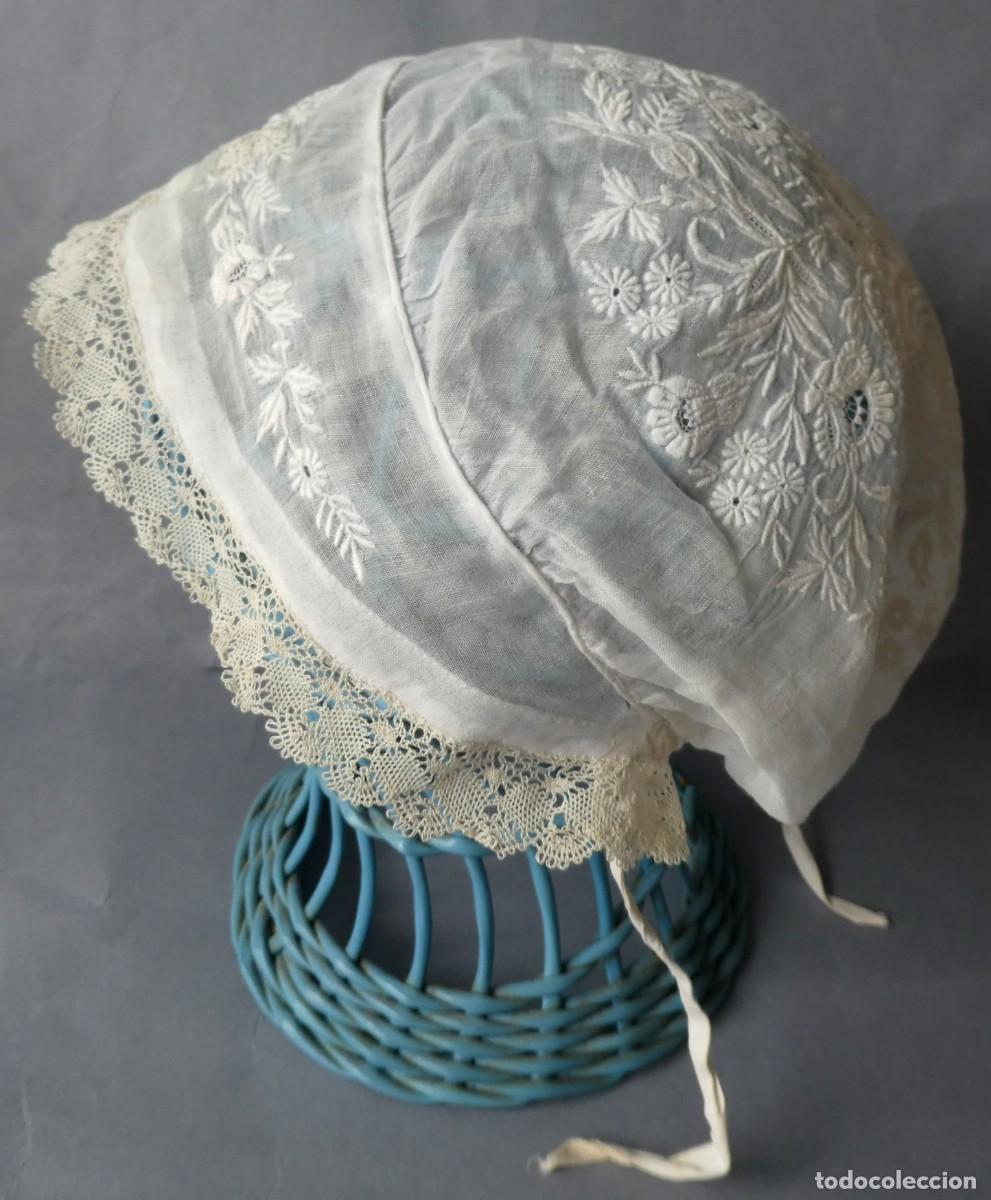 Antig&uuml;edades: ANTIGUO GORRO DE MUSELINA BORDADA Y ENCAJE S. XIX