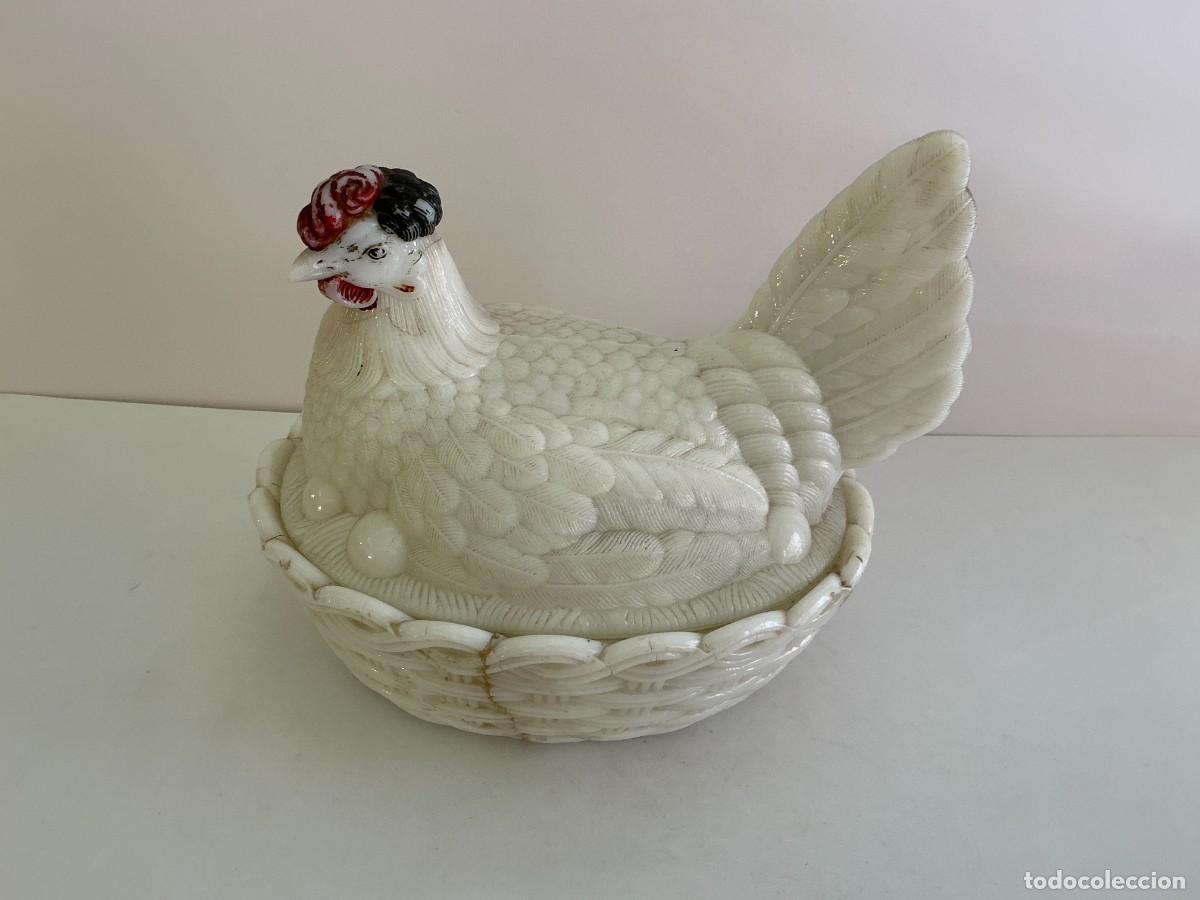 Antig&uuml;edades: Gallina sobre cesta en opalina blanca prensada, estilo Portieux Vallerysthal, c. 1900-1950