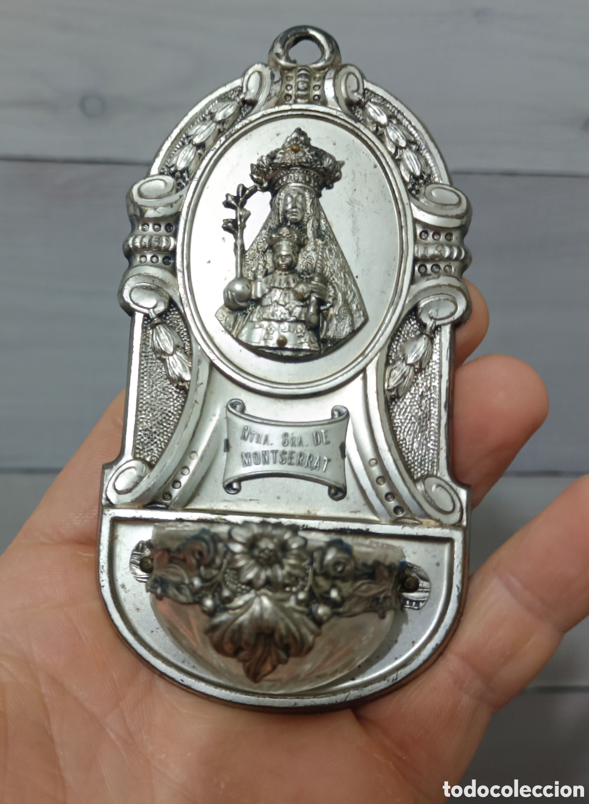 Antig&uuml;edades: Benditera Nuestra Se&ntilde;ora de Montserrat en metal y cristal. Principios siglo XX