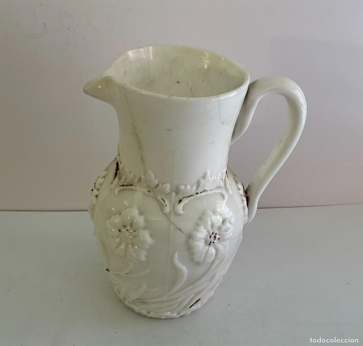 Antiques: Jarra antigua opalina blanca, flores en relieve, pontil, c. 1900