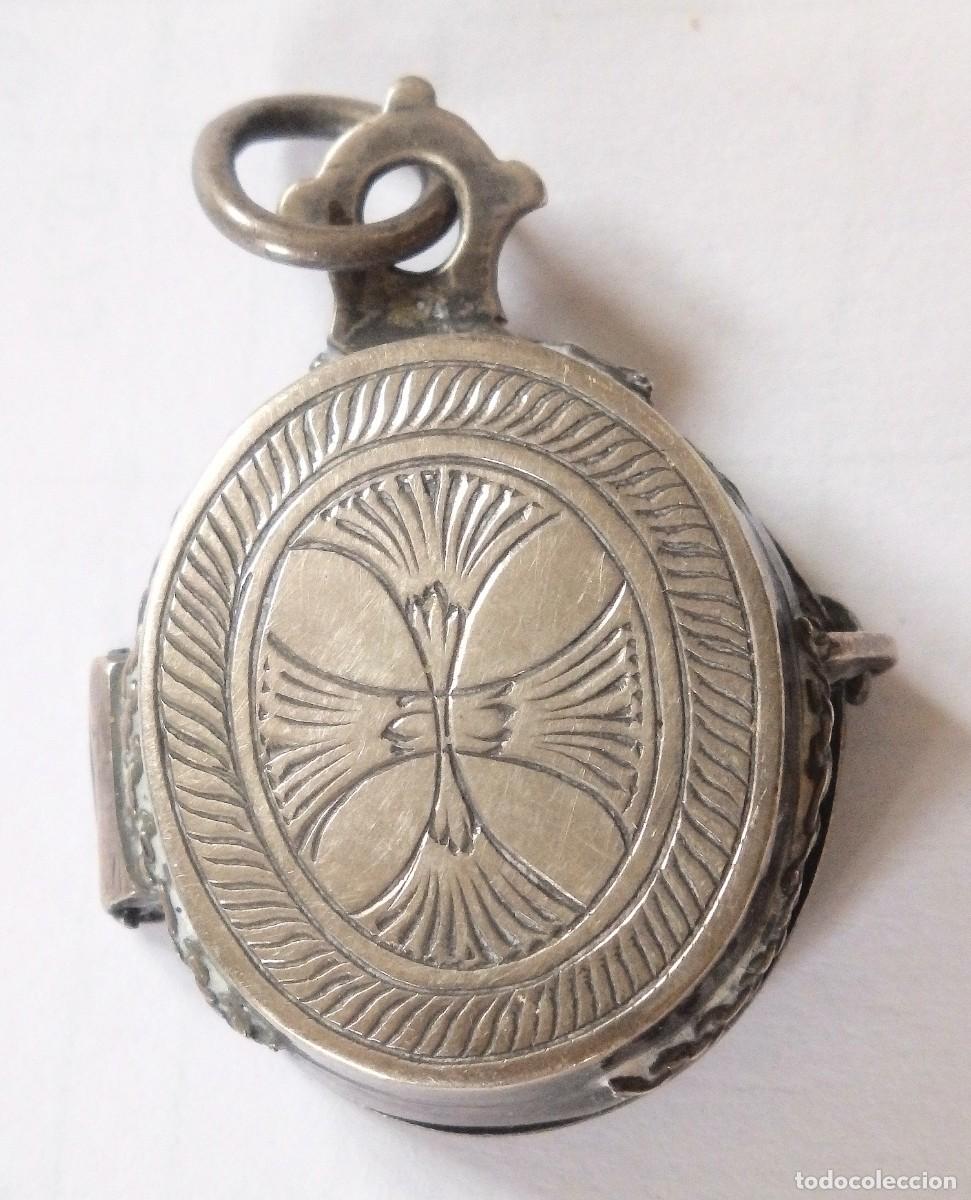 Antig&uuml;edades: Caja para contener relicarios, elaborada en plata grabada con motivos religiosos. S. XVII-XVIII.