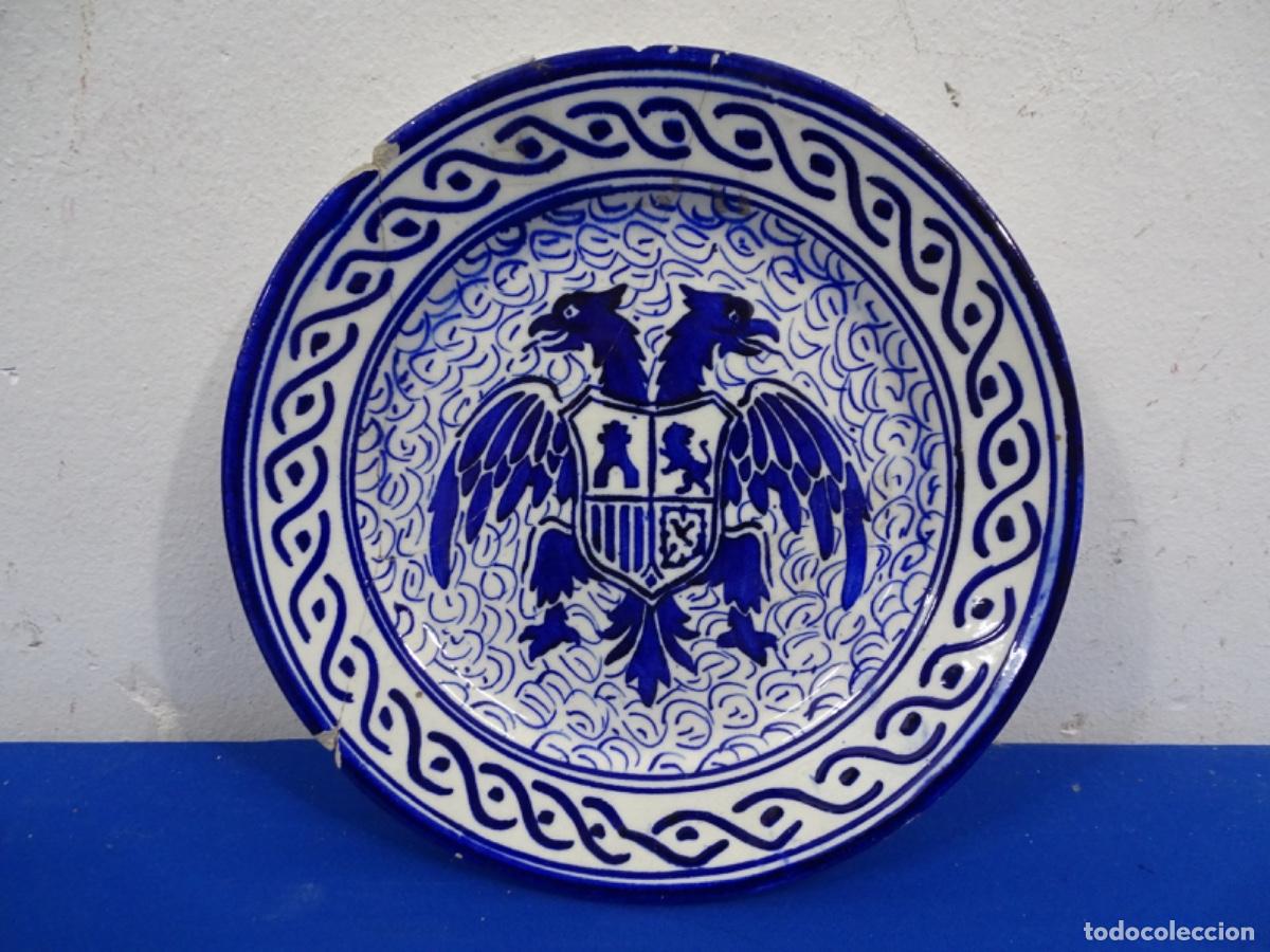 Antig&uuml;edades: ANTIGUO PLATO CER&Aacute;MICA &Aacute;GUILA BIC&Eacute;FALA ESCUDO EN AZUL COBALTO. LA&Ntilde;ADO.