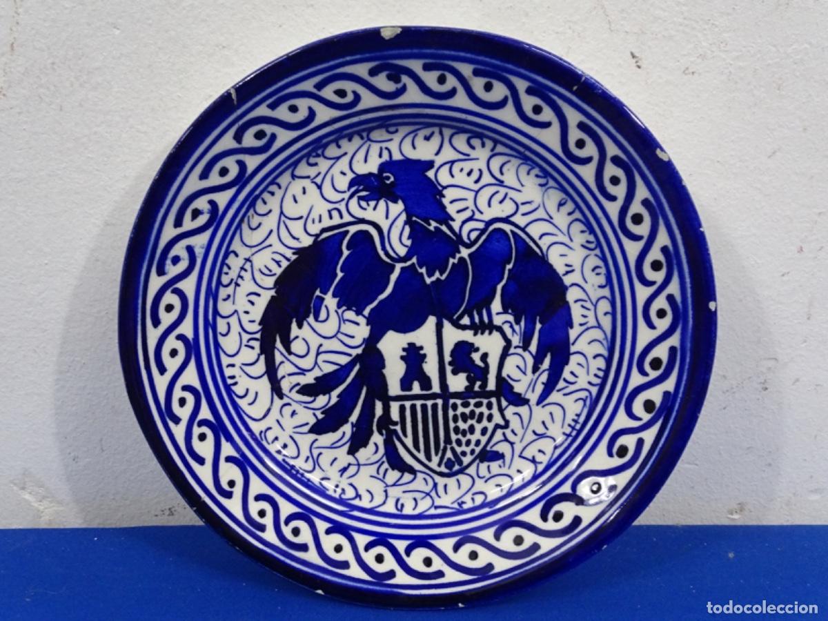 Antig&uuml;edades: ANTIGUO PLATO CER&Aacute;MICA &Aacute;GUILA ESCUDO EN AZUL COBALTO. LA&Ntilde;ADO.