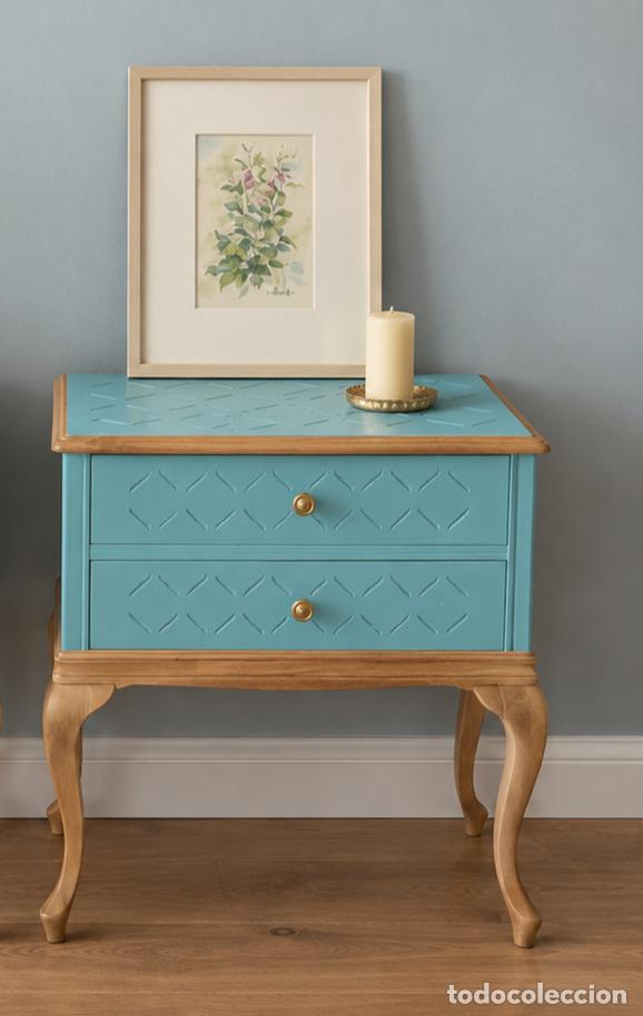 Antig&uuml;edades: Mesita afrancesada azul y madera natural