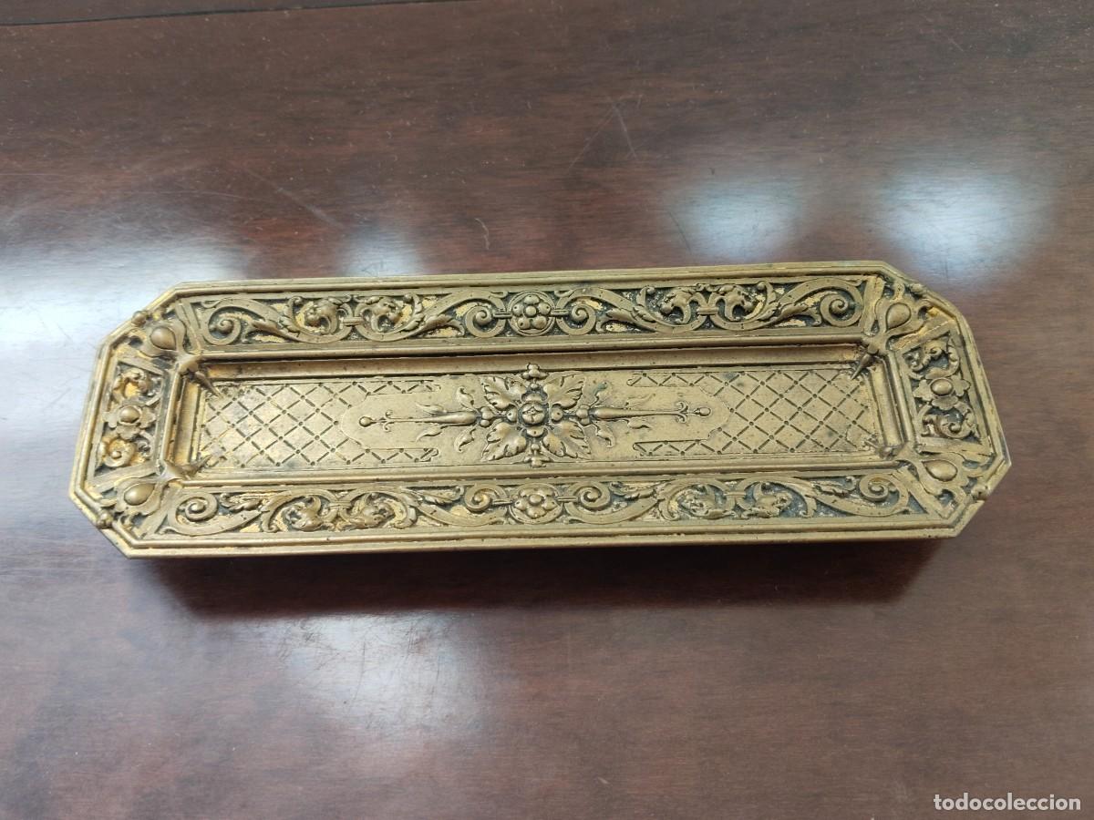 Antig&uuml;edades: Bandejita en Bronce trabajado. &rdquo;R&rdquo; en reverso.