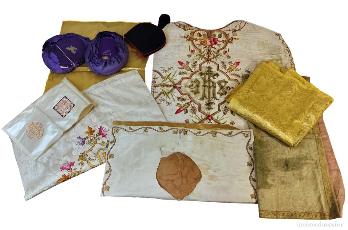 Antig&uuml;edades: LOTE DE ORNAMENTOS Y RETAZOS DE TEXTIL LIT&Uacute;RGICO. SEDA Y RASO O SAT&Eacute;N. FRANCIA. XX.