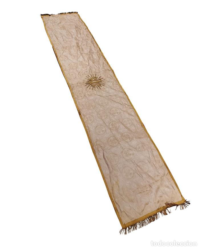 Antig&uuml;edades: FRAGMENTO O PA&Ntilde;O DE TEXTIL LIT&Uacute;RGICO. BROCADO Y BORDADO SOBRE SEDA O RAY&Oacute;N. FRANCIA. SIGLO XX.