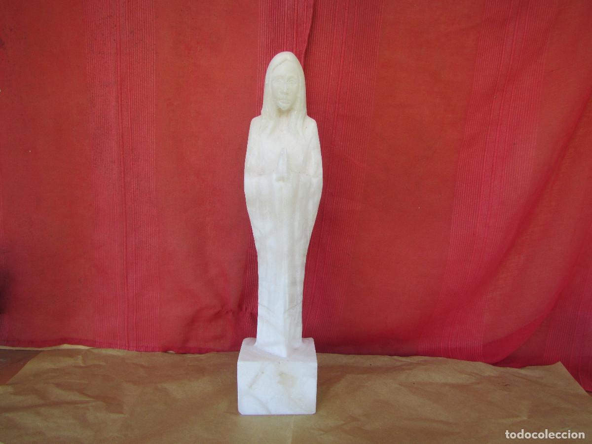 Antig&uuml;edades: VIRGEN MAR&Iacute;A orando tallada en m&aacute;rmol Antigua. 40 cm de alto. 3 kg