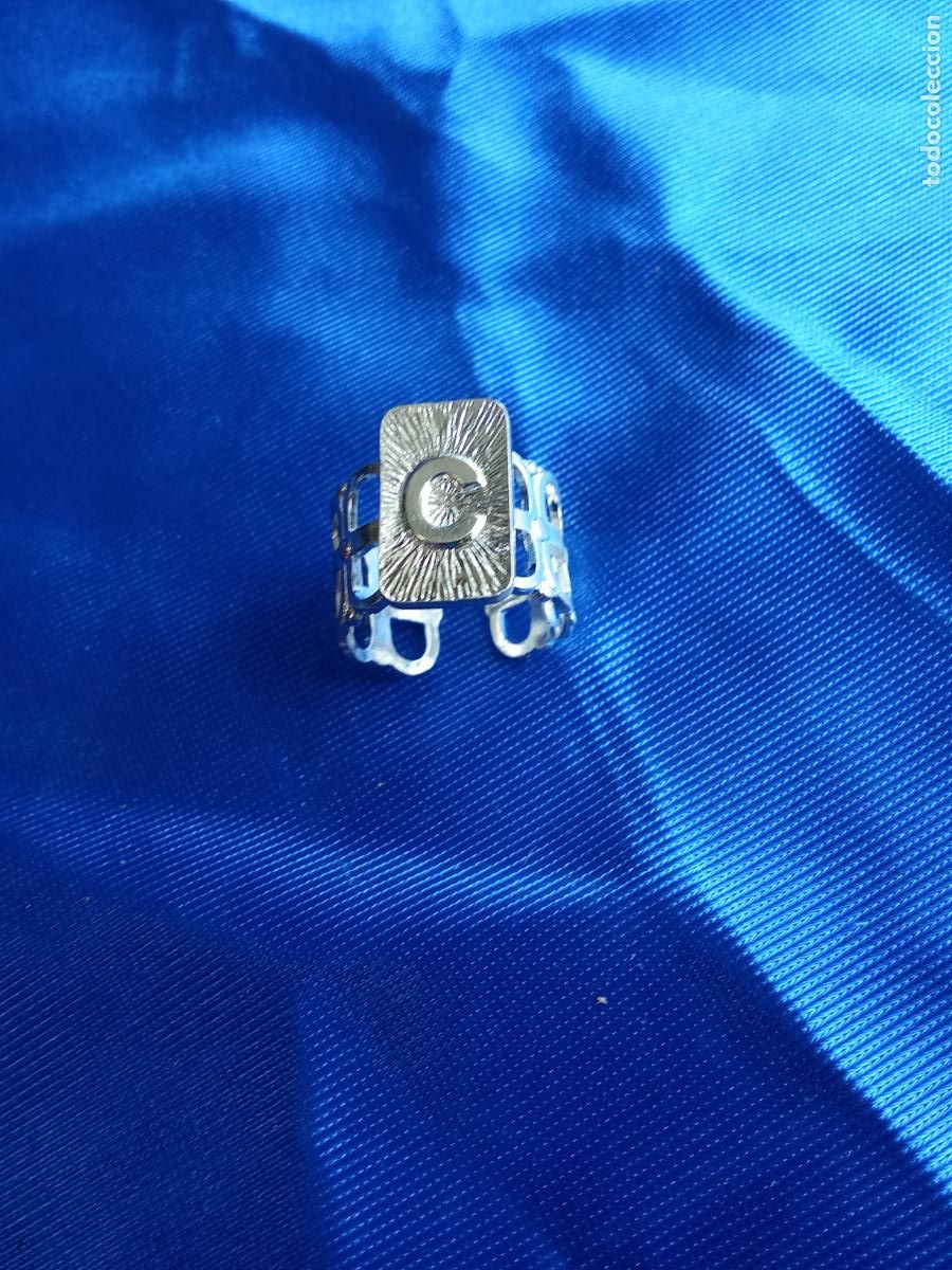 Antig&uuml;edades: Anillo plateado a&ntilde;os 80 con la letra C. Caj&oacute;n 4 despacho