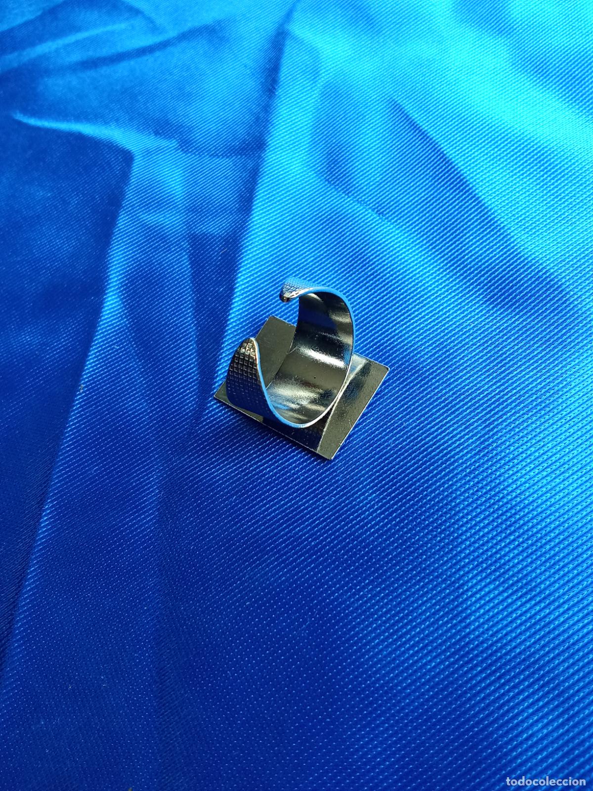 Antig&uuml;edades: Anillo metal rectangular letra C. Caj&oacute;n 4 despacho - Foto 3