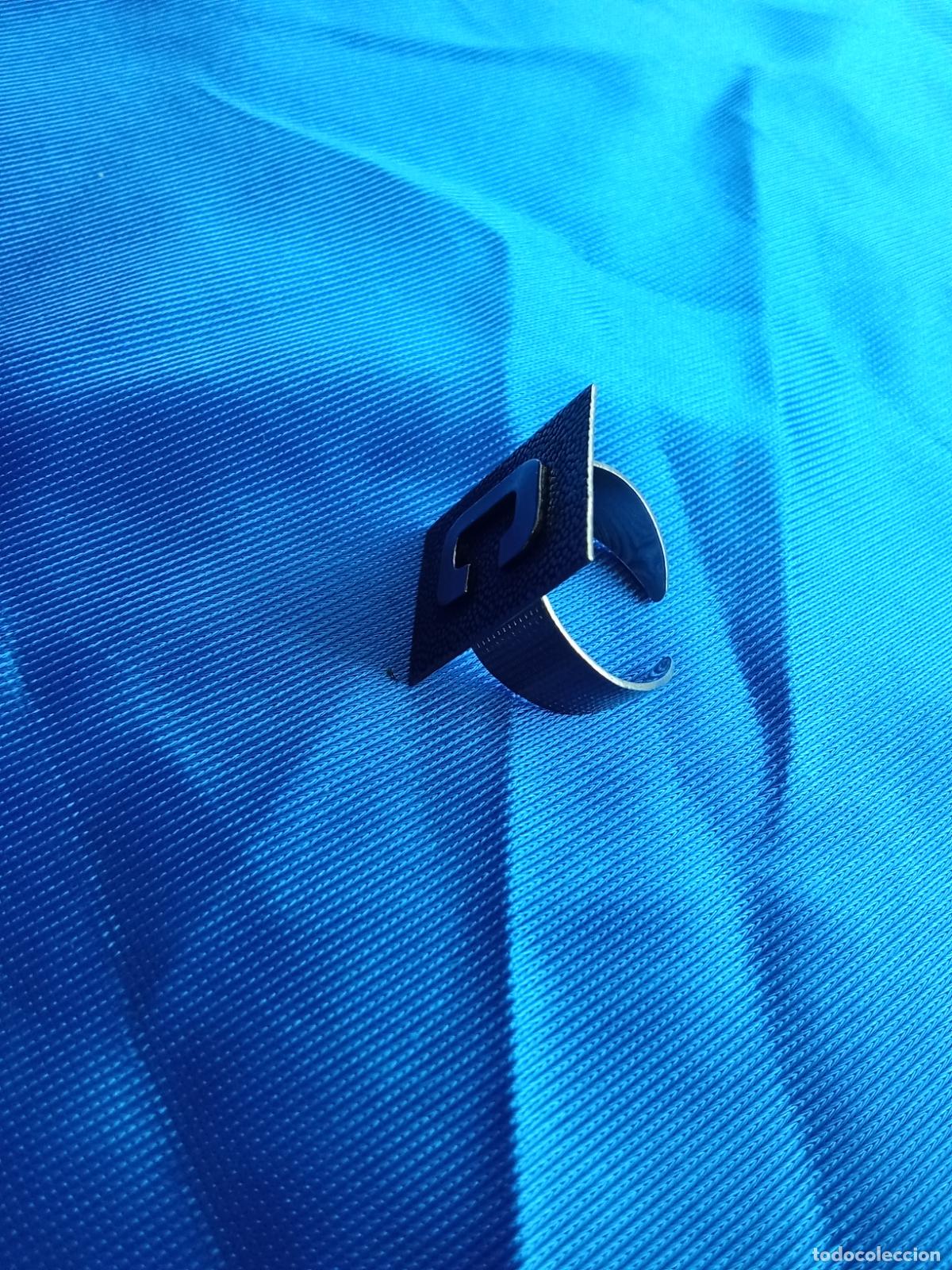 Antig&uuml;edades: Anillo metal rectangular letra C. Caj&oacute;n 4 despacho - Foto 5