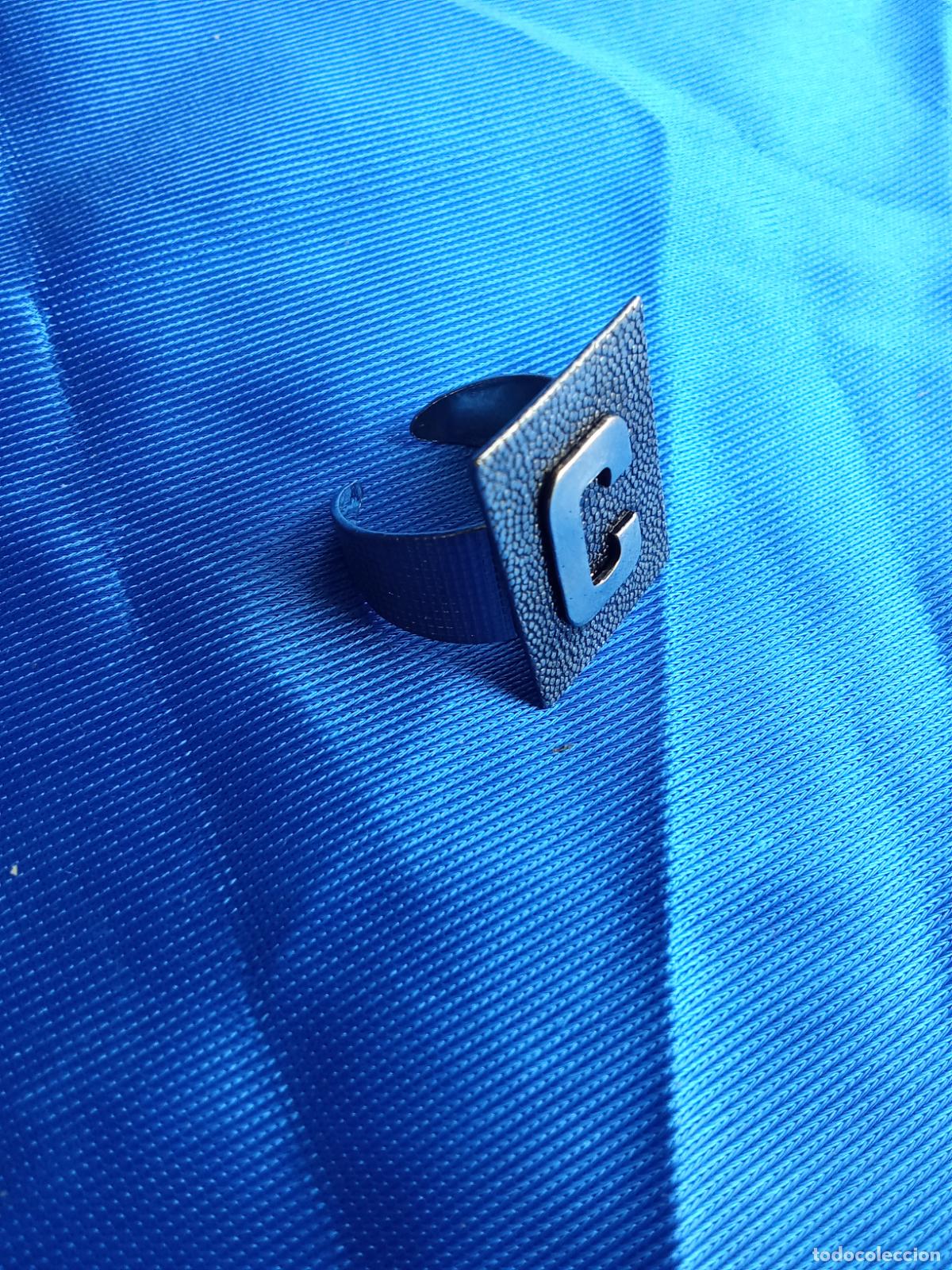Antig&uuml;edades: Anillo metal rectangular letra C. Caj&oacute;n 4 despacho