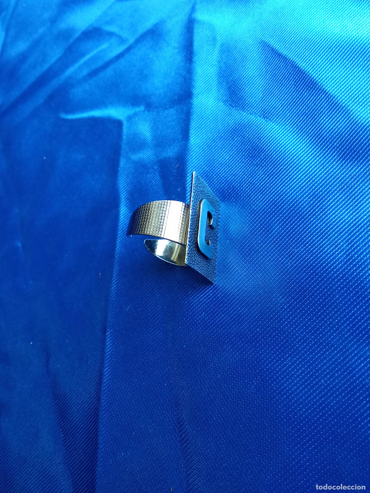 Antig&uuml;edades: Anillo metal rectangular letra C. Caj&oacute;n 4 despacho - Foto 2