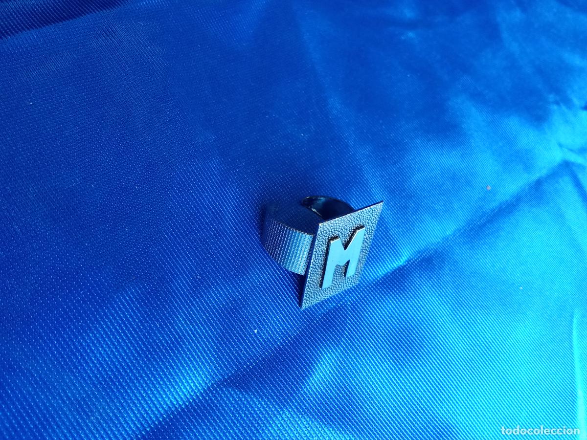 Antig&uuml;edades: Anillo metal rectangular letra M. Caj&oacute;n 4 despacho - Foto 1