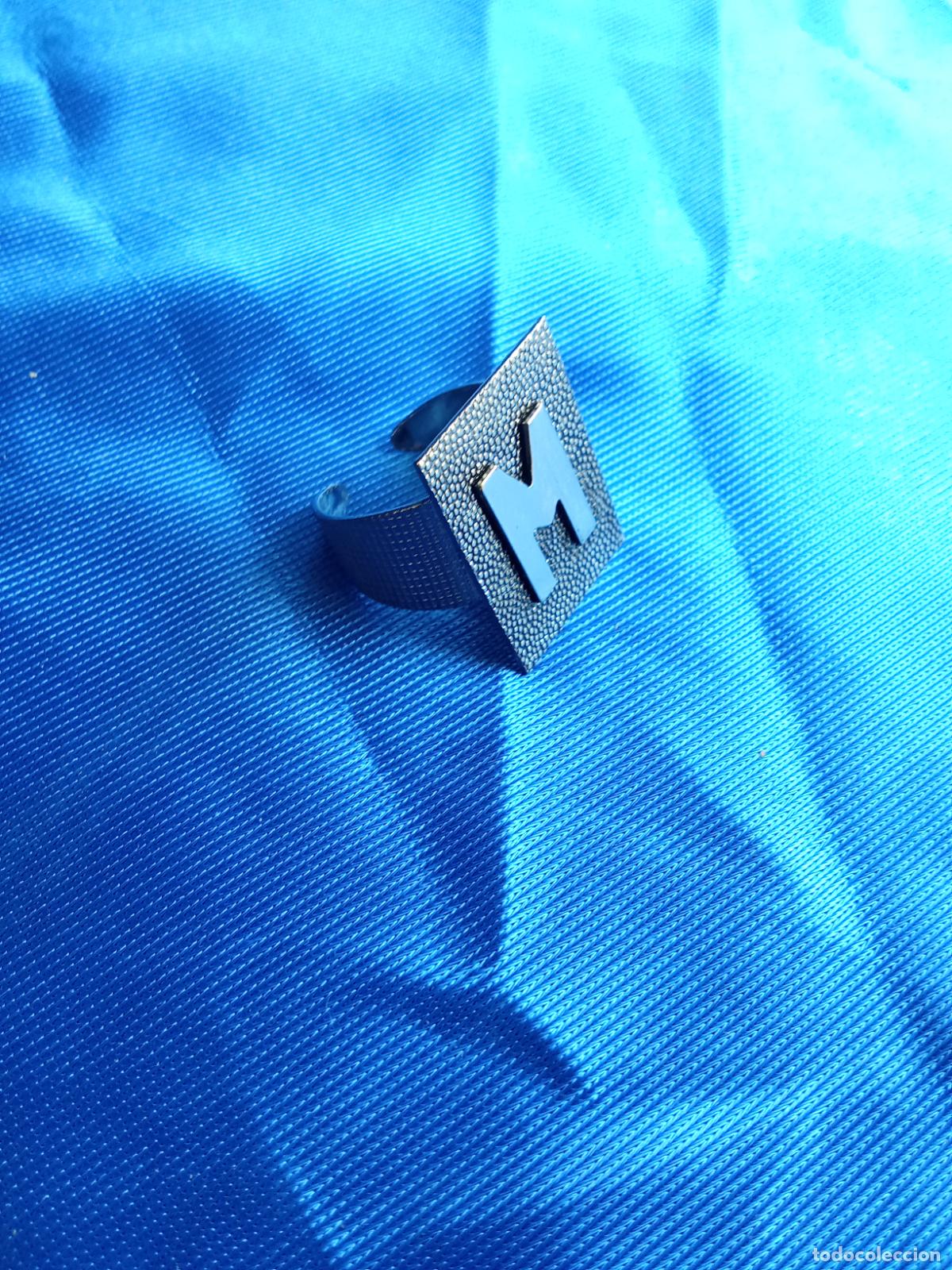 Antig&uuml;edades: Anillo metal rectangular letra M. Caj&oacute;n 4 despacho