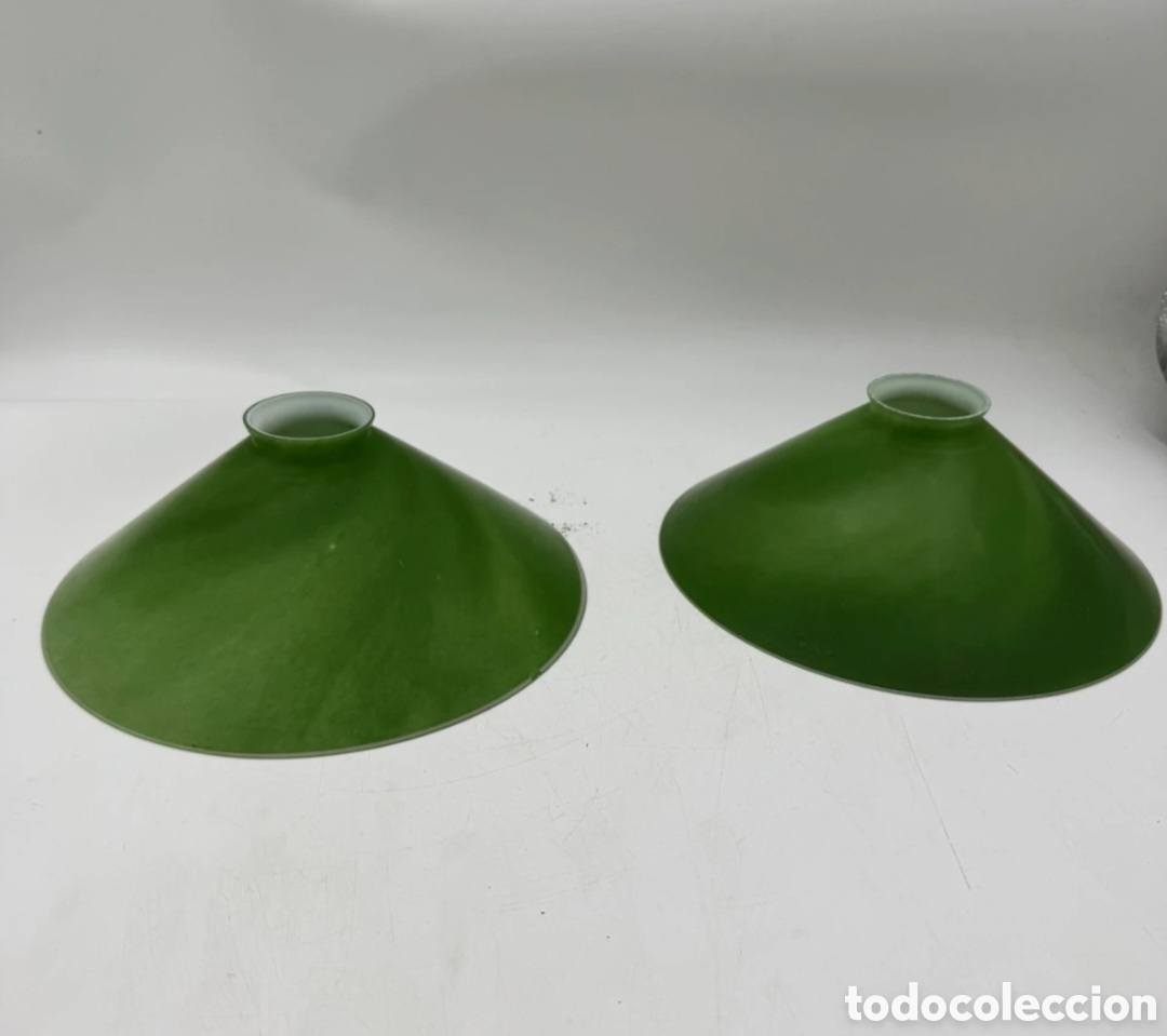 Antig&uuml;edades: Antiguas 2 tulipas Verdes y blancas de opalina. - Foto 1
